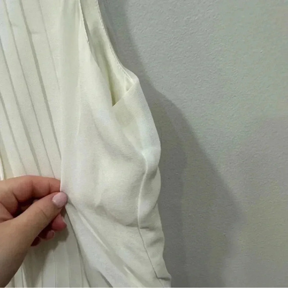 Vince Camuto Cream Sleeveless Cocktail
Dress Pleated Top and Sequin Skirt 8 - Picture 8 of 12